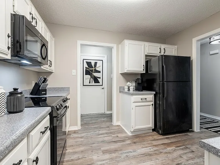3908 Leeds Ct #8 — Photo 4