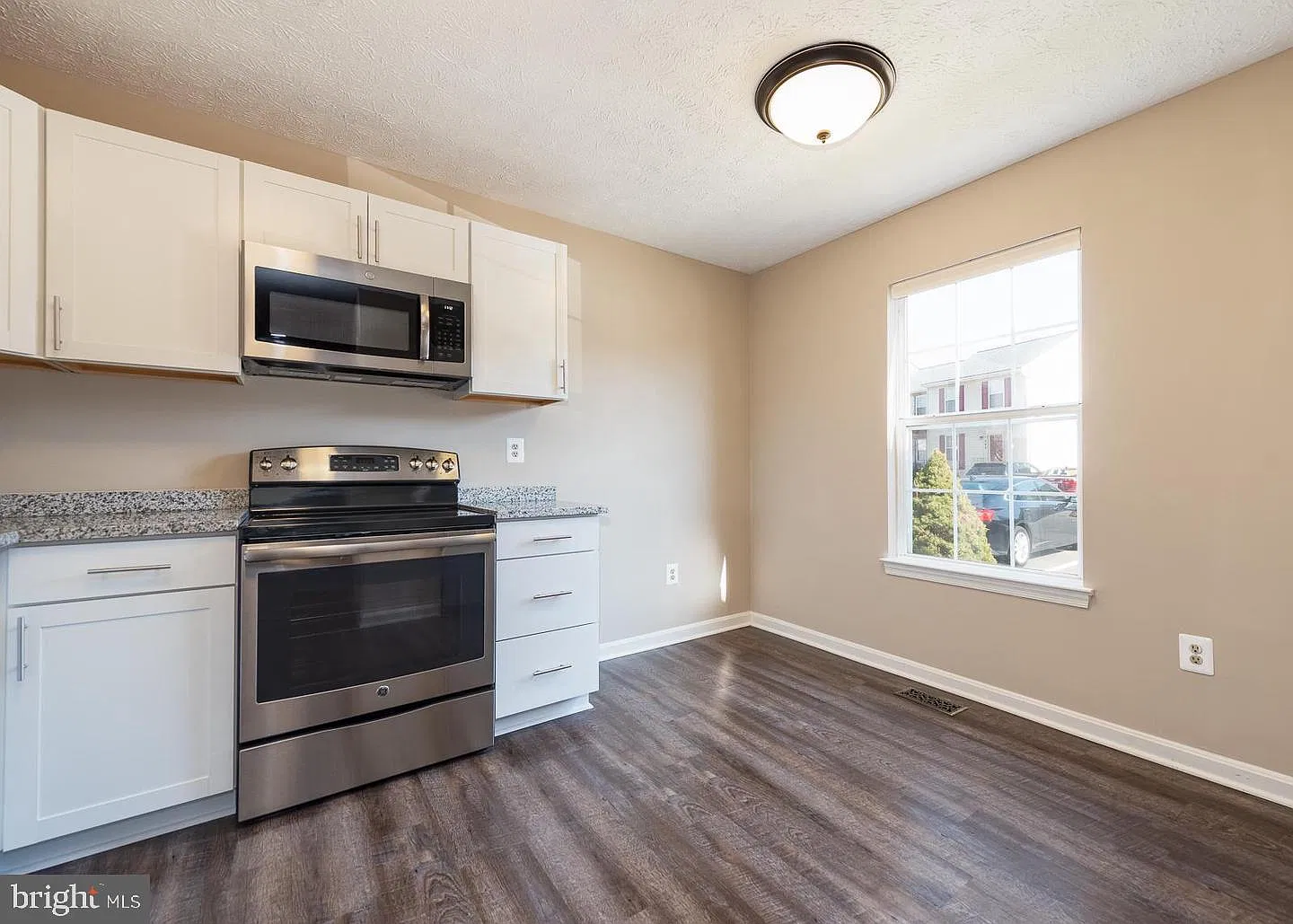 3 bed, 2.5 bath, 1426 sqft, $2,400 — Photo 3