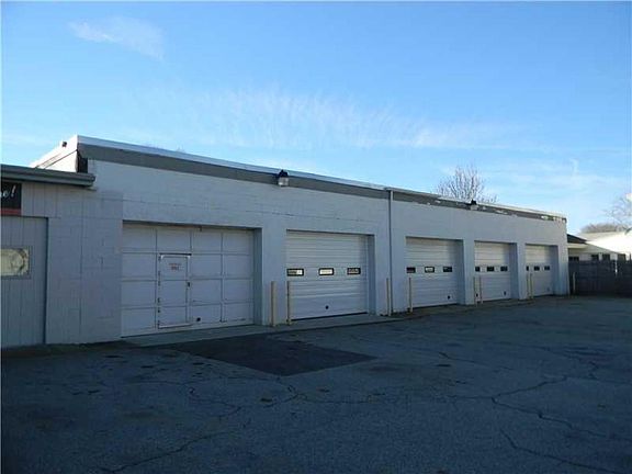 2nd image of 1588 Newport Ave