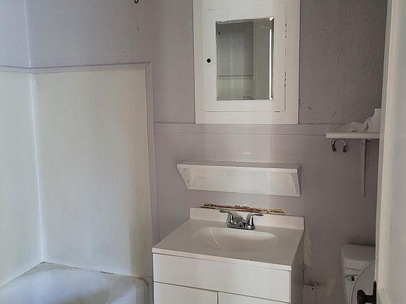 2nd image of 818 6th St APT 1