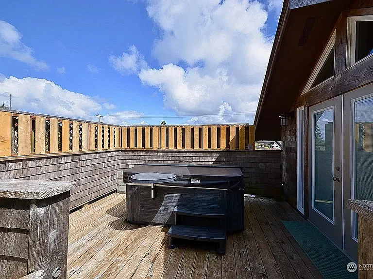 1001 N Montesano St — Photo 22