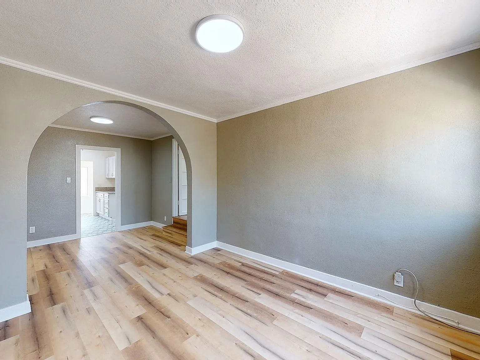 1532 Scott Ave — Photo 2