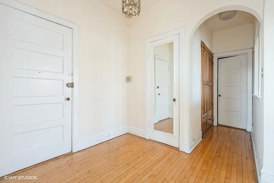 Building Photo - 1204 W Addison St #1E