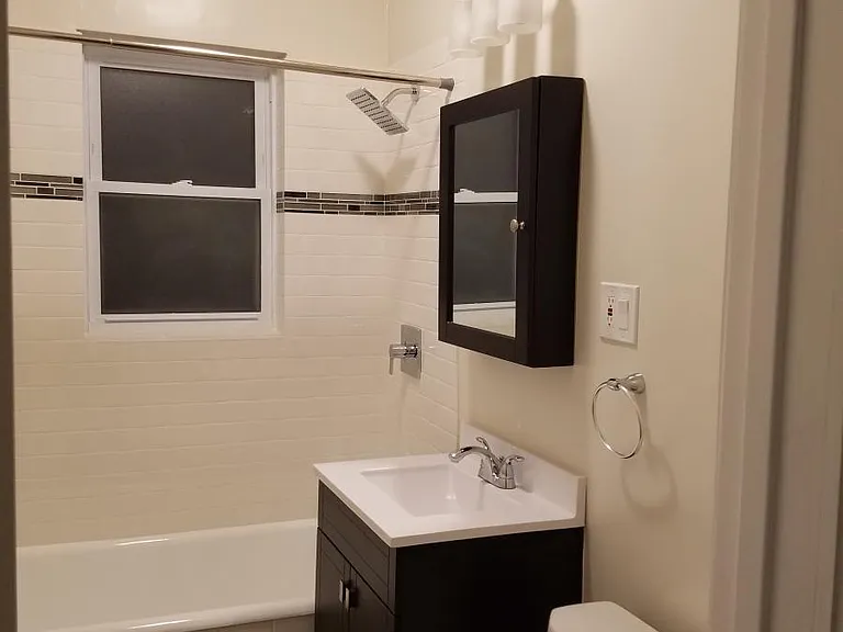 648 1/2 W Roscoe St #2 — Photo 22