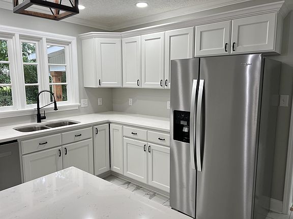 3rd image of 2011 Glen Oaks Ln