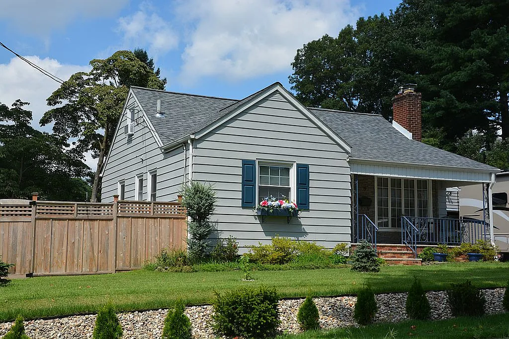 19 Lavern St photo 1