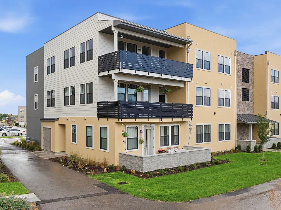 736 W Blue Magic Ln #204