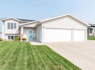 3446 Doubleday Dr, Bismarck, ND 58503