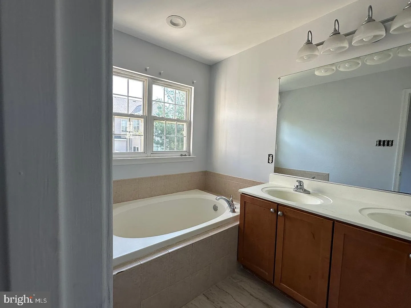3 bed, 4.0 bath, 2173 sqft, $3,350 — Photo 3