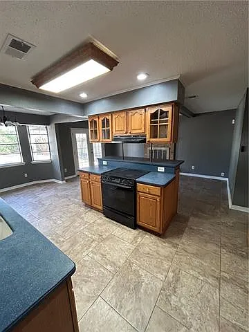 112 Yorkshire Dr — Photo 2
