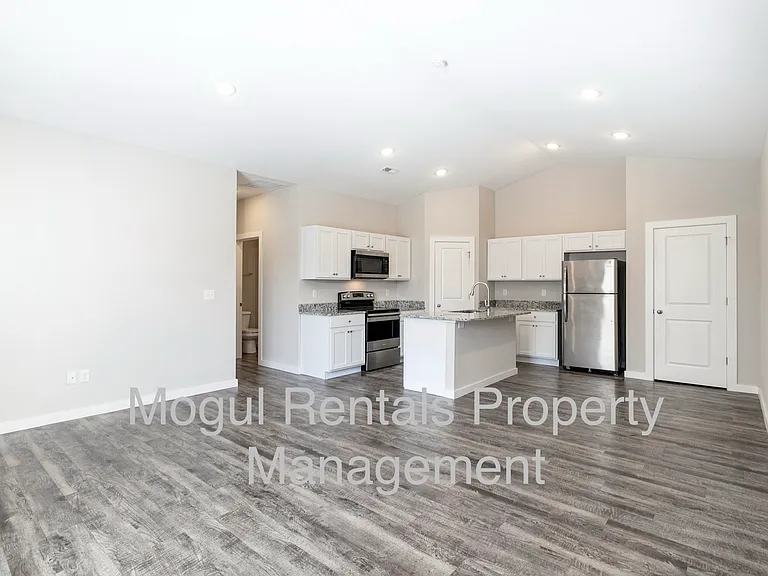 592 E Martens Dr — Photo 2