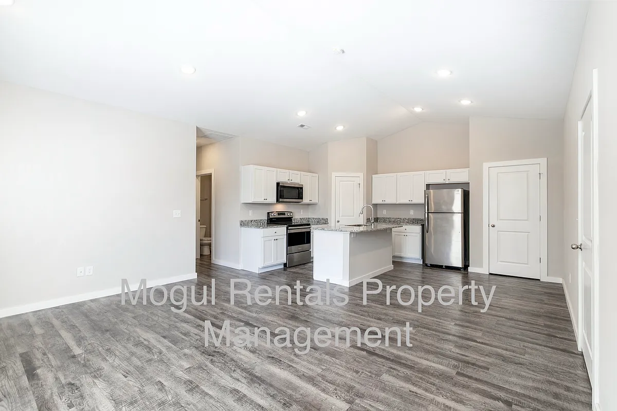 Building Photo - 592 E Martens Dr