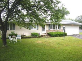 4 Oasis Ln, Gates, NY 14624