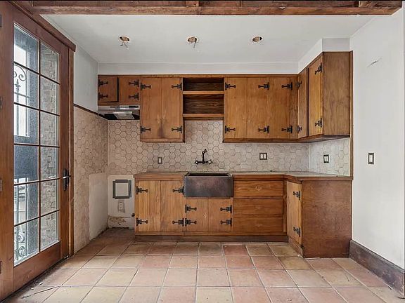 2nd image of 1698 Lexington Ave #1C