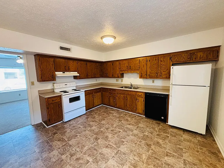 435 Wakeman Ct — Photo 6