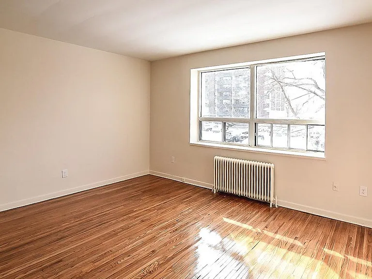 631 Upper James St — Photo 6