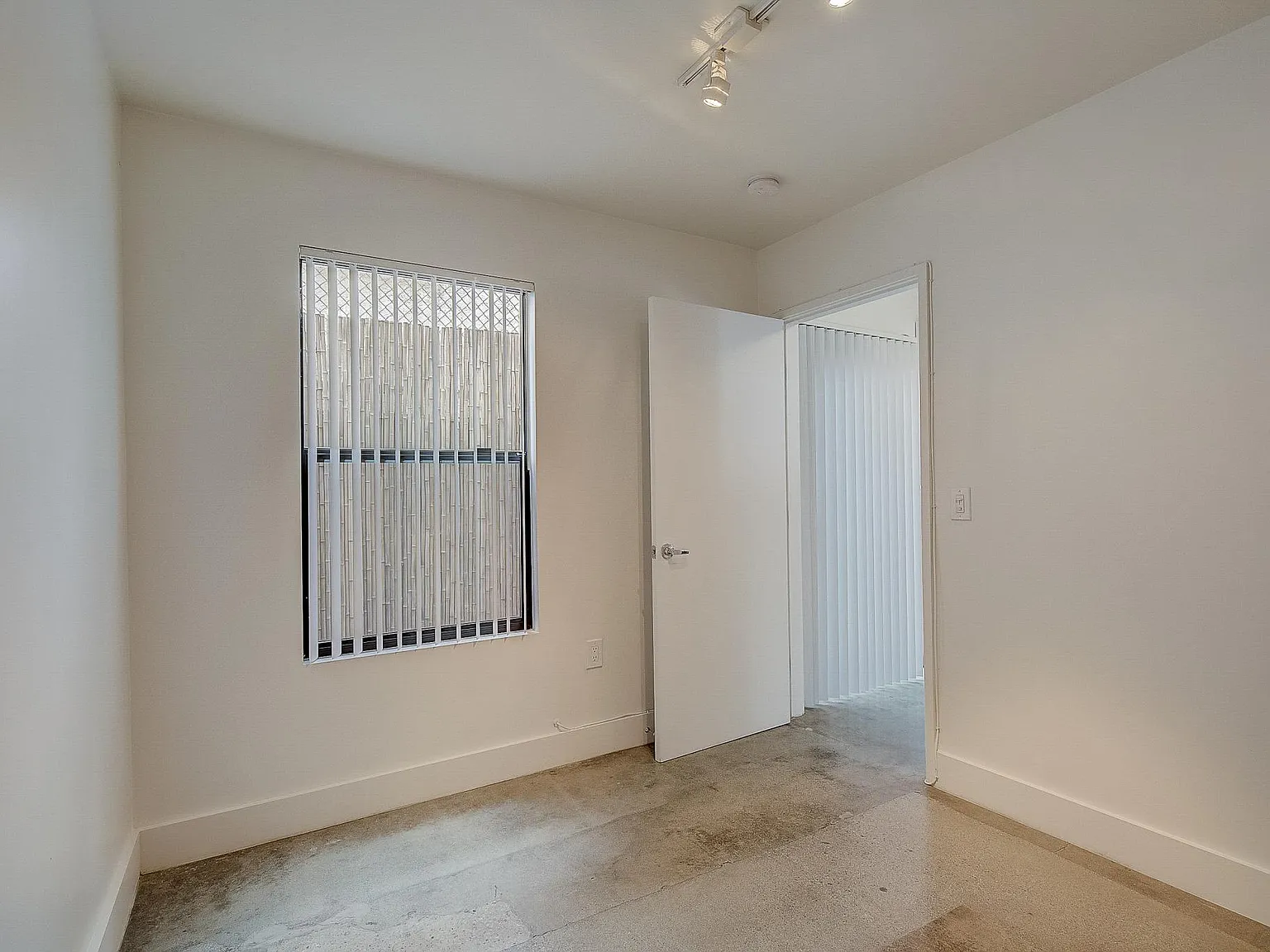 3 bed, 1000 sqft, $3,150 — Photo 3