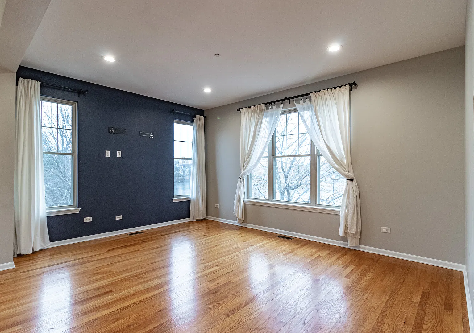 3 bed, 3.5 bath, 2440 sqft, $3,700 — Photo 3