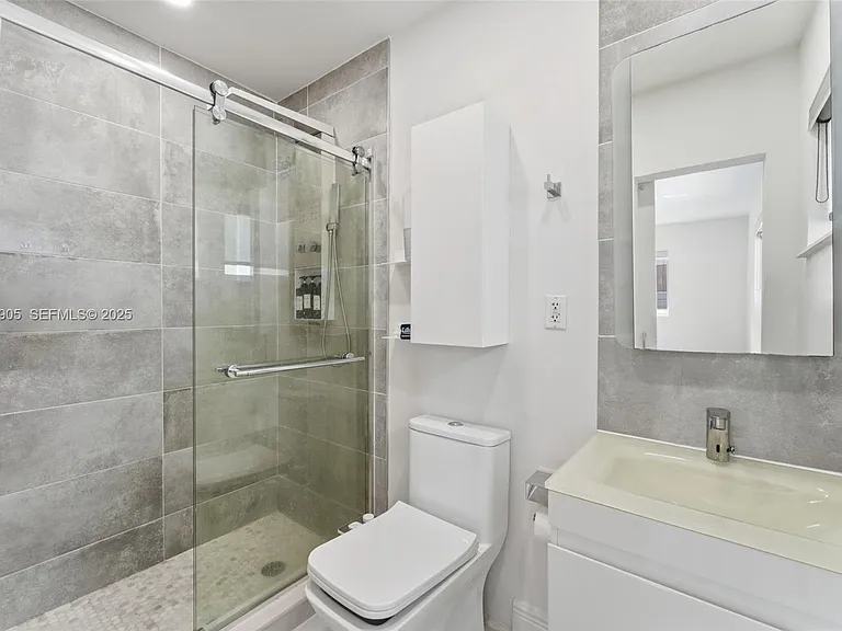 251 N 71st Ave — Photo 11