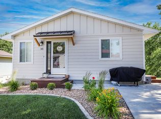 35 Brook Cir, Pella, IA 50219