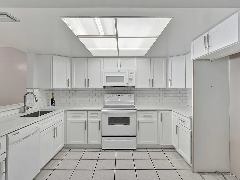 7010-7012 NW 78th Ave — Photo 12