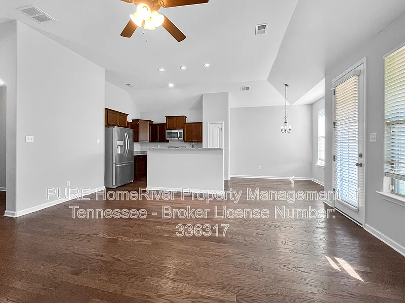 3 bed, 2.0 bath, 1404 sqft, $1,695 — Photo 3