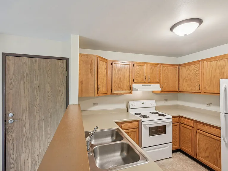 Maple Leaf Apartments — Photo 4