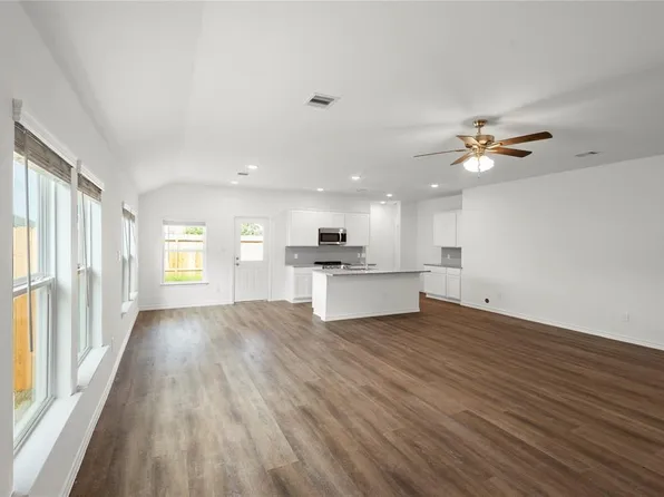 511 Oak Chase Ave, Dayton, TX 77535