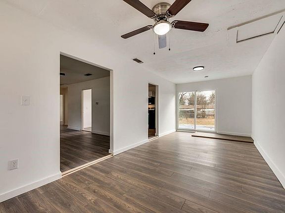 3rd image of 3864 Castle Hills Dr