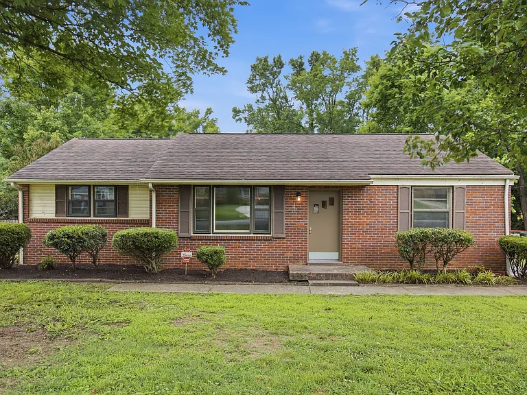 2923 Dunmore Dr — Photo 1