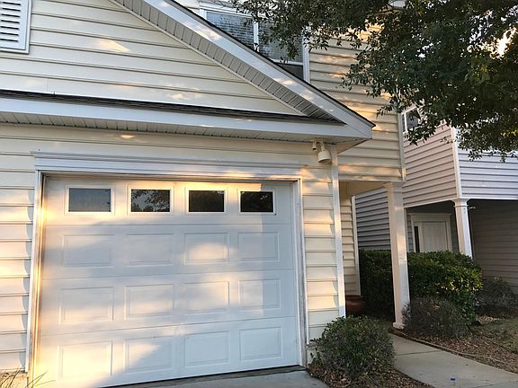 1 car garage and right side front door entrance