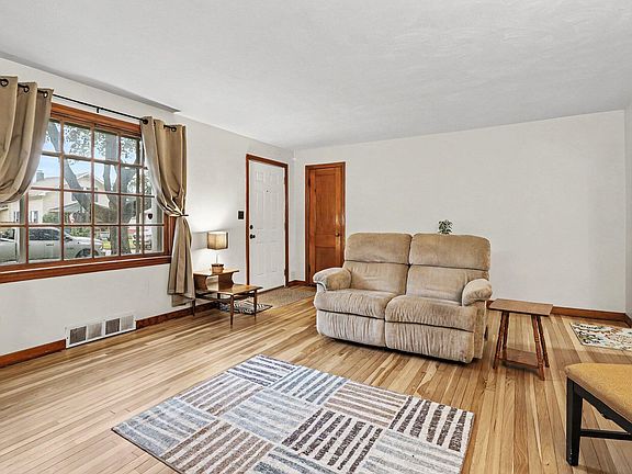 5th image of 1353 Sheffield Ave