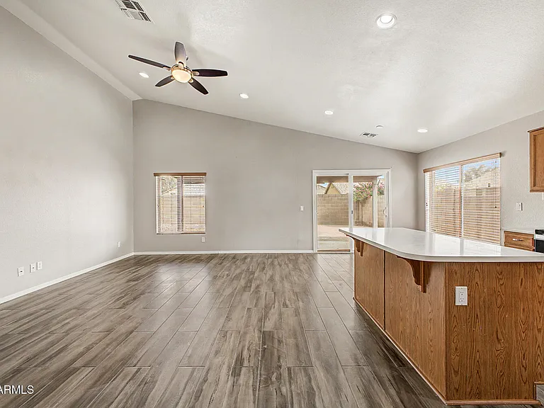 308 W Liberty Ln — Photo 8