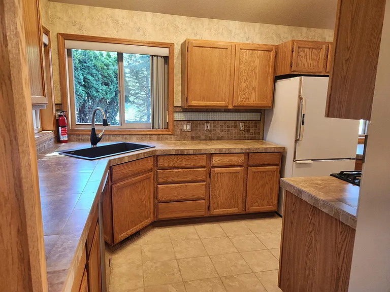 611 NE Tracker Ct — Photo 15