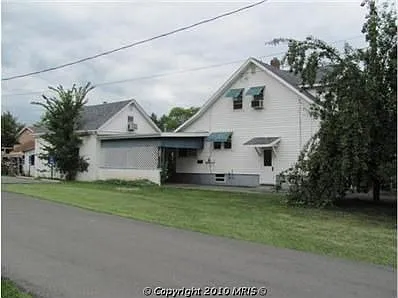 324 Everett Pl photo 1