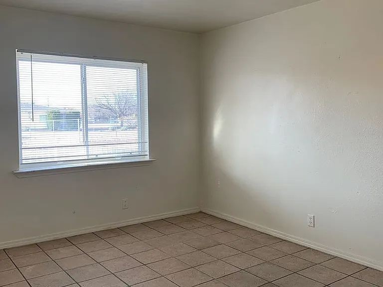 370 Atrisco Dr SW — Photo 11