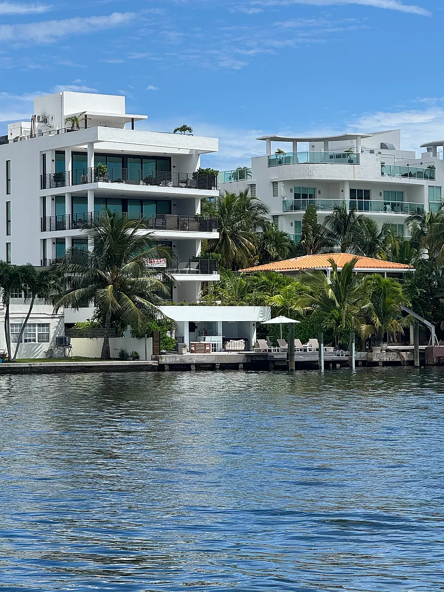 Building Photo - 1930 Bay Dr #2