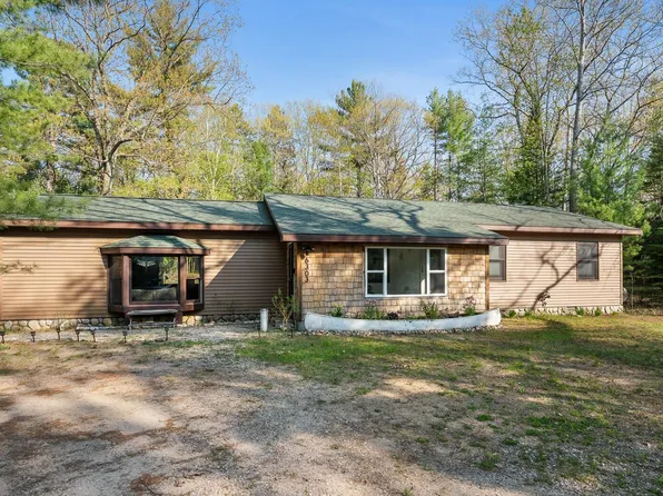 6303 Rainbow Ln, Indian River, MI 49749