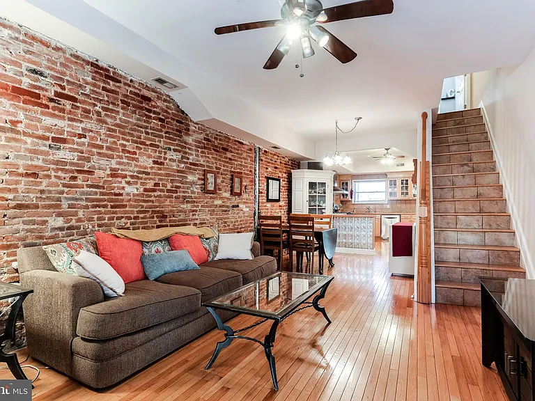 814 S Clinton St — Photo 1