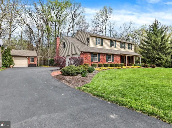 300 Robin Hood Dr, Yardley, PA 19067