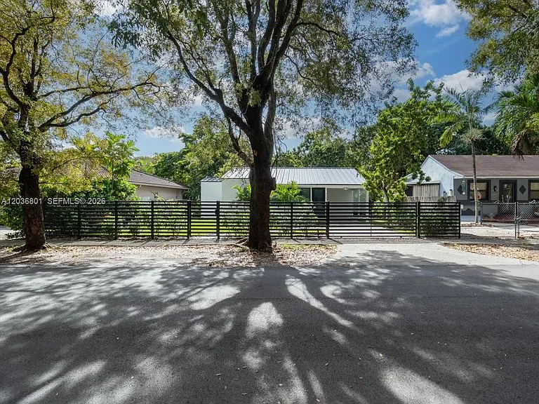 5220 SW 6th St — Photo 5