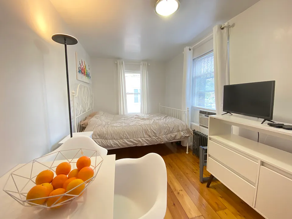 239 W 12th St #4C