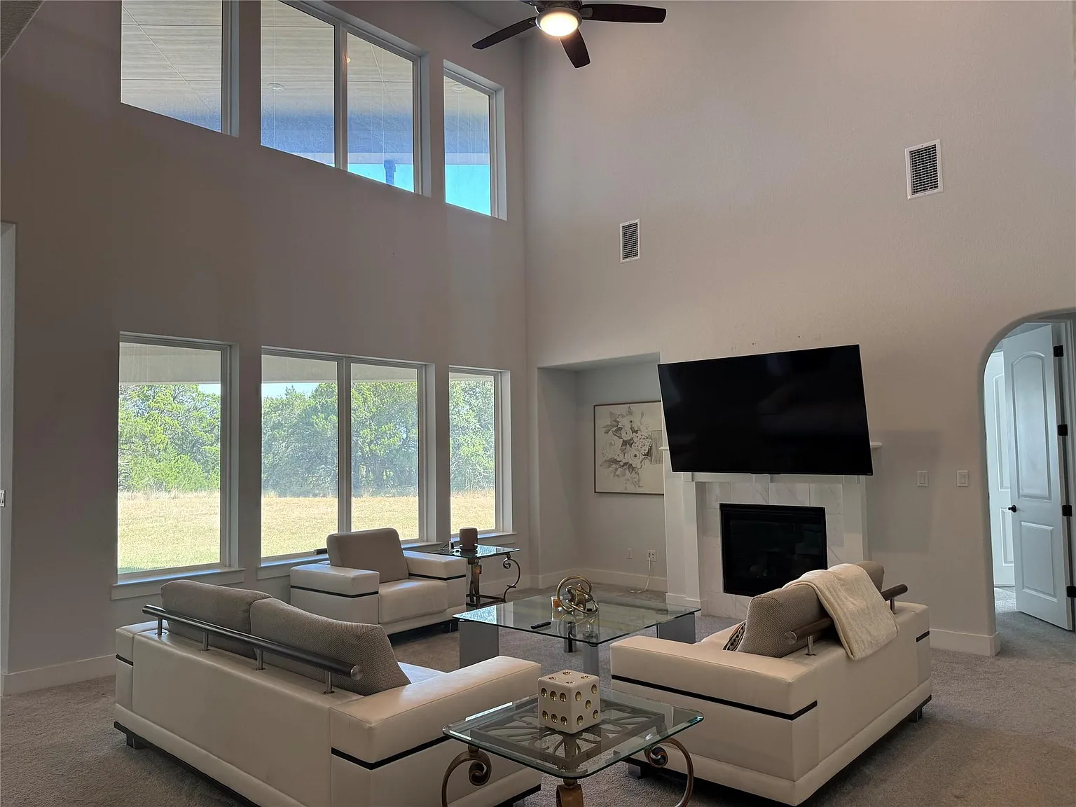 5 bed, 3.5 bath, 4333 sqft, $4,950 — Photo 2