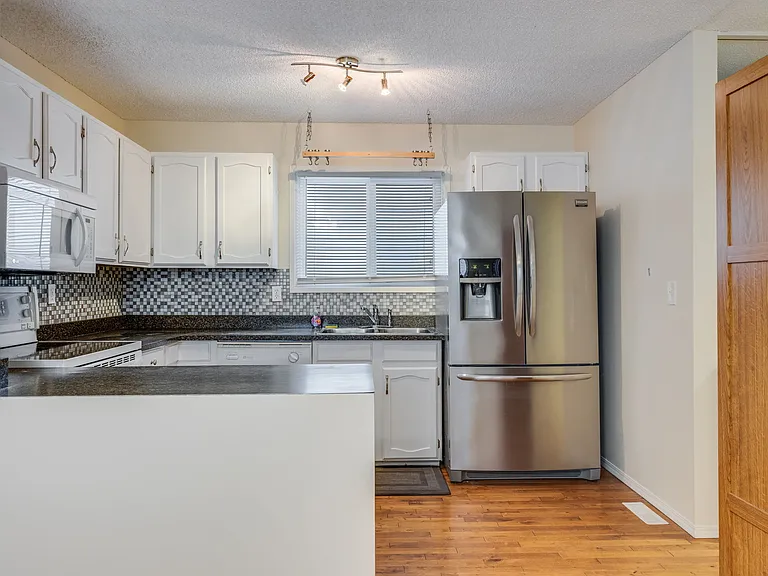 63 Woodglen Close SW — Photo 2
