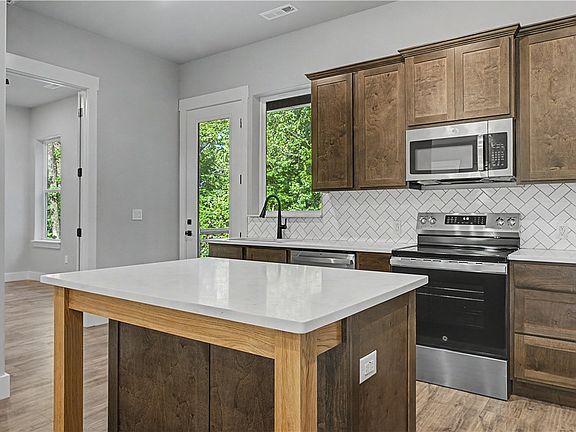3rd image of 6 Orchiltree Ln