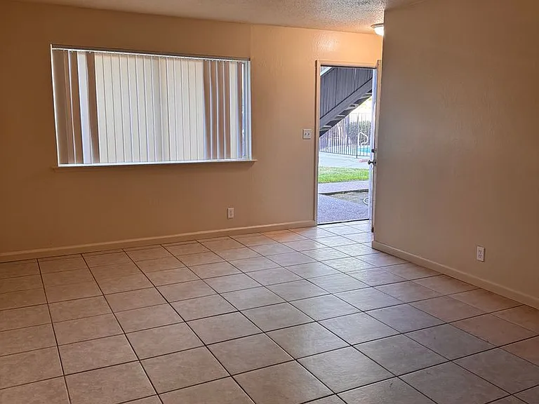 1115 W Simpson Ave — Photo 8