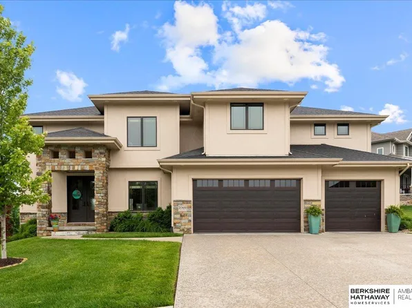 20619 Pine St, Elkhorn, NE 68022