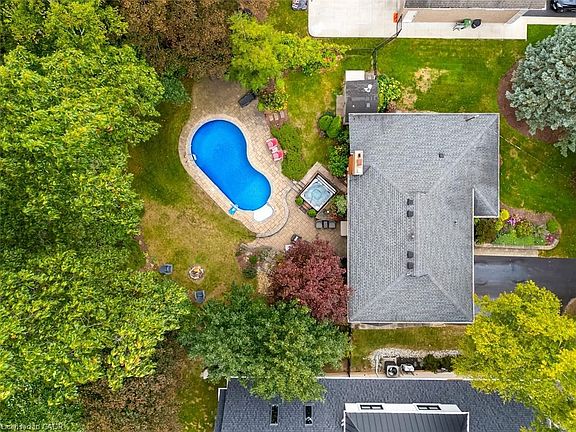 4th image of 200 Woodview Cres