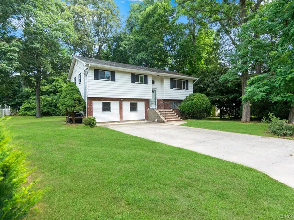 39 Wolfhollow Road, Centereach, NY 11720