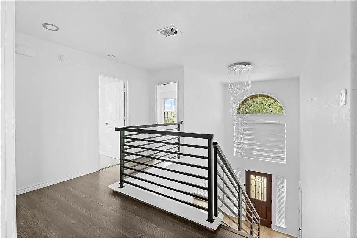 4 bed, 2.5 bath, 3073 sqft, $2,800 — Photo 4